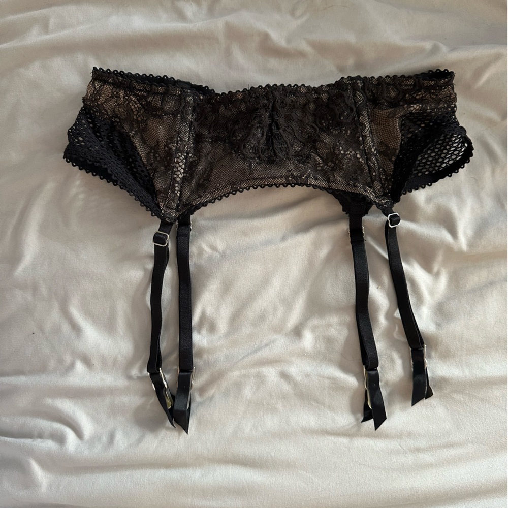 Victoria’s Secret Black Lace garter
